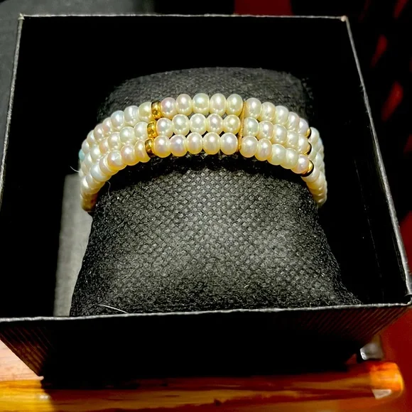 Beautiful 14K yellow gold fresh water pearl bracelet. Boxed - Picture 1 of 5